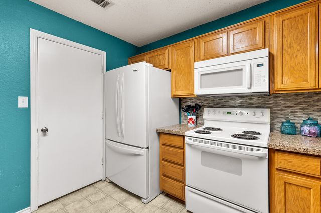 113 Bobcat Drive, Lacy Lakeview, TX 76705