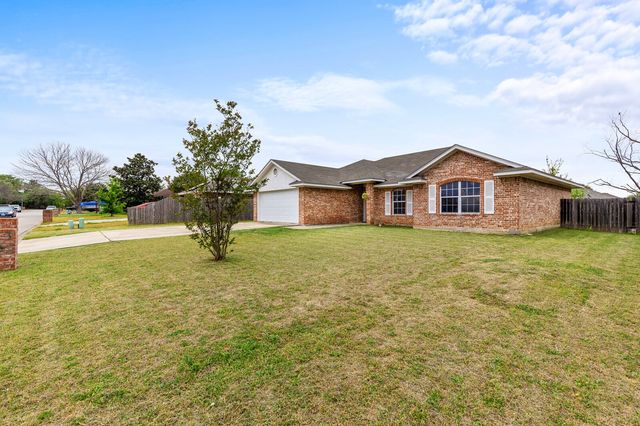 113 Bobcat Drive, Lacy Lakeview, TX 76705