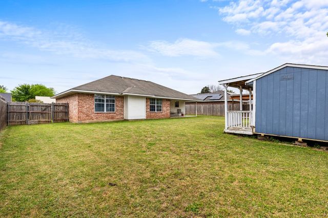 113 Bobcat Drive, Lacy Lakeview, TX 76705