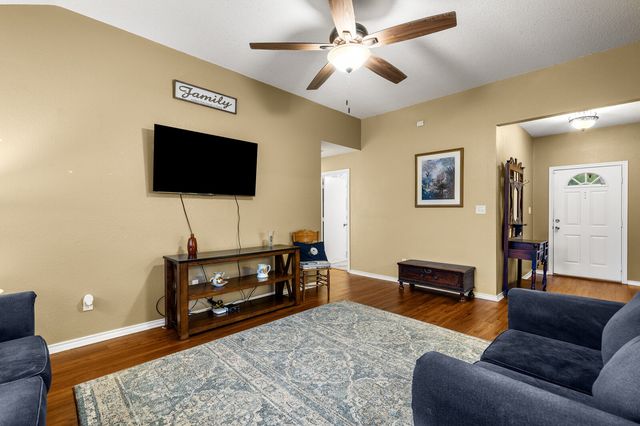 113 Bobcat Drive, Lacy Lakeview, TX 76705