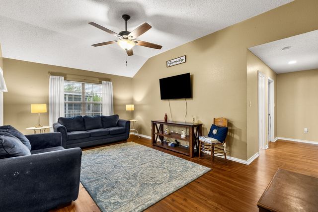 113 Bobcat Drive, Lacy Lakeview, TX 76705