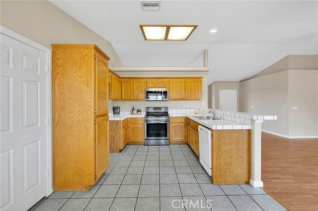 6271 Smoke Tree, Phelan, CA 92371