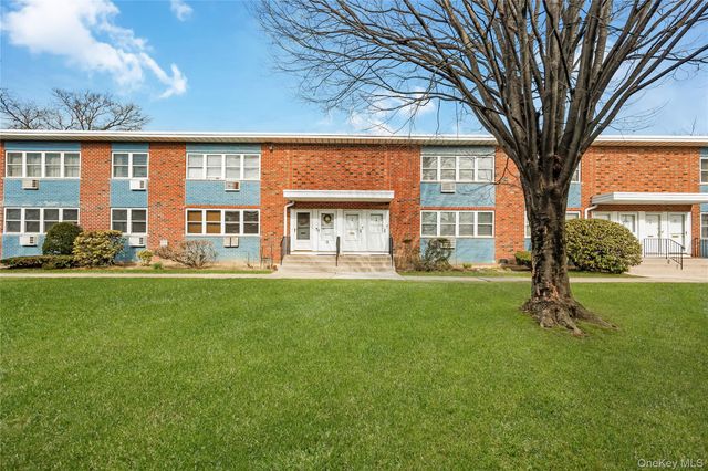 13 Farber Drive 13, West Babylon, NY 11704