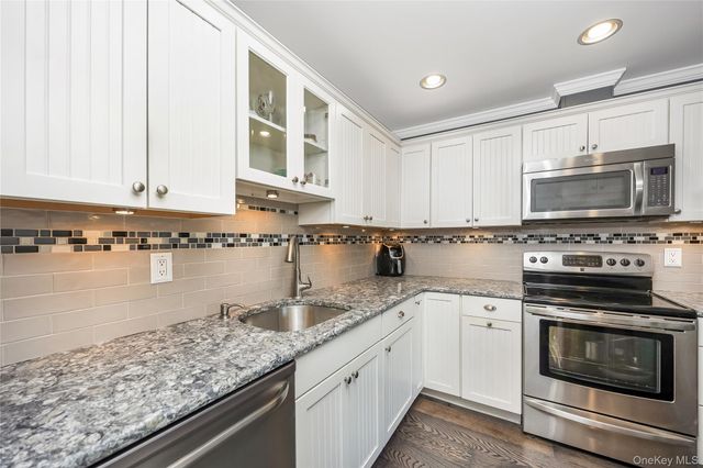 13 Farber Drive 13, West Babylon, NY 11704