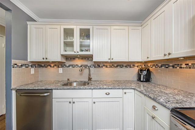 13 Farber Drive 13, West Babylon, NY 11704