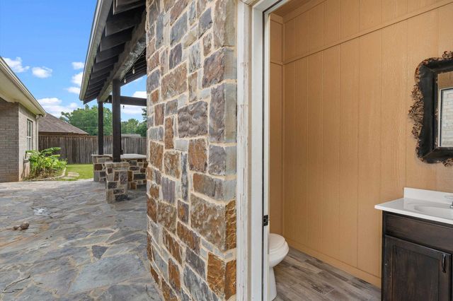 281 S Tracy Dr, Longview, TX 75603