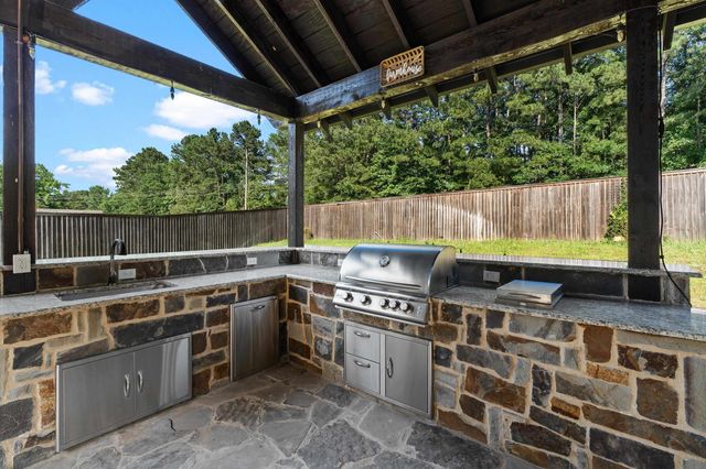 281 S Tracy Dr, Longview, TX 75603