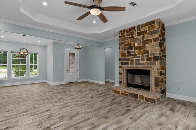 281 S Tracy Dr, Longview, TX 75603