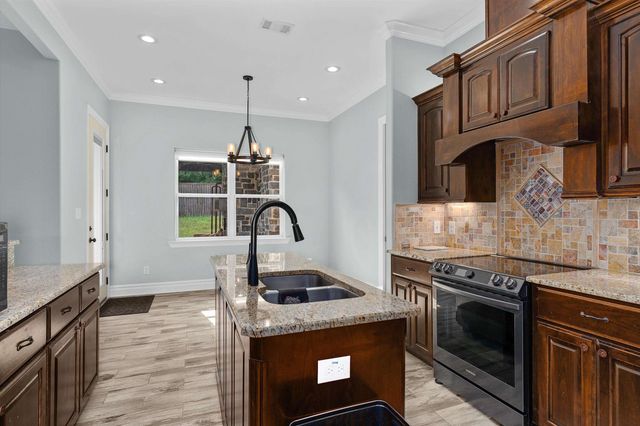 281 S Tracy Dr, Longview, TX 75603