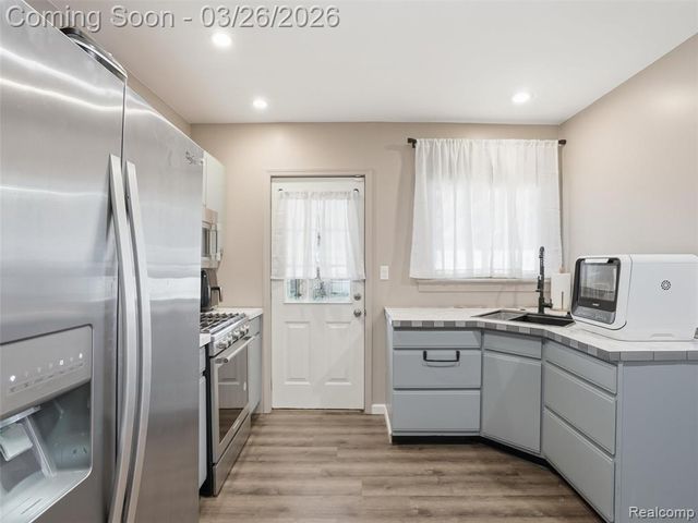 320 W Hazelhurst Street, Ferndale, MI 48220