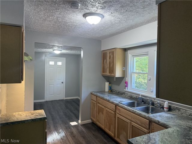958 Haynes, Akron, OH 44307