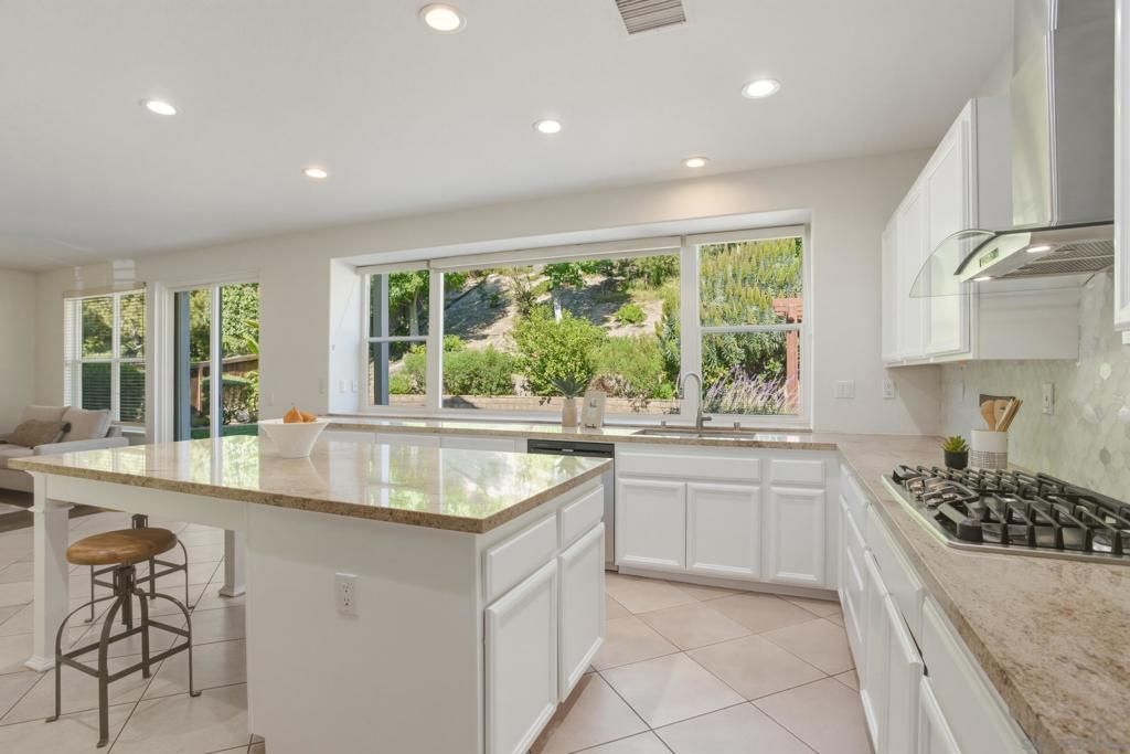 Image 6 of property listing at 3335 Avenida Nieve, Carlsbad, CA 92009