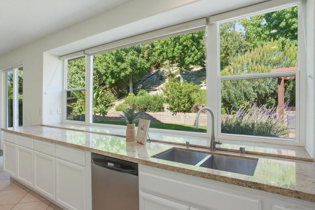 Image 8 of property listing at 3335 Avenida Nieve, Carlsbad, CA 92009