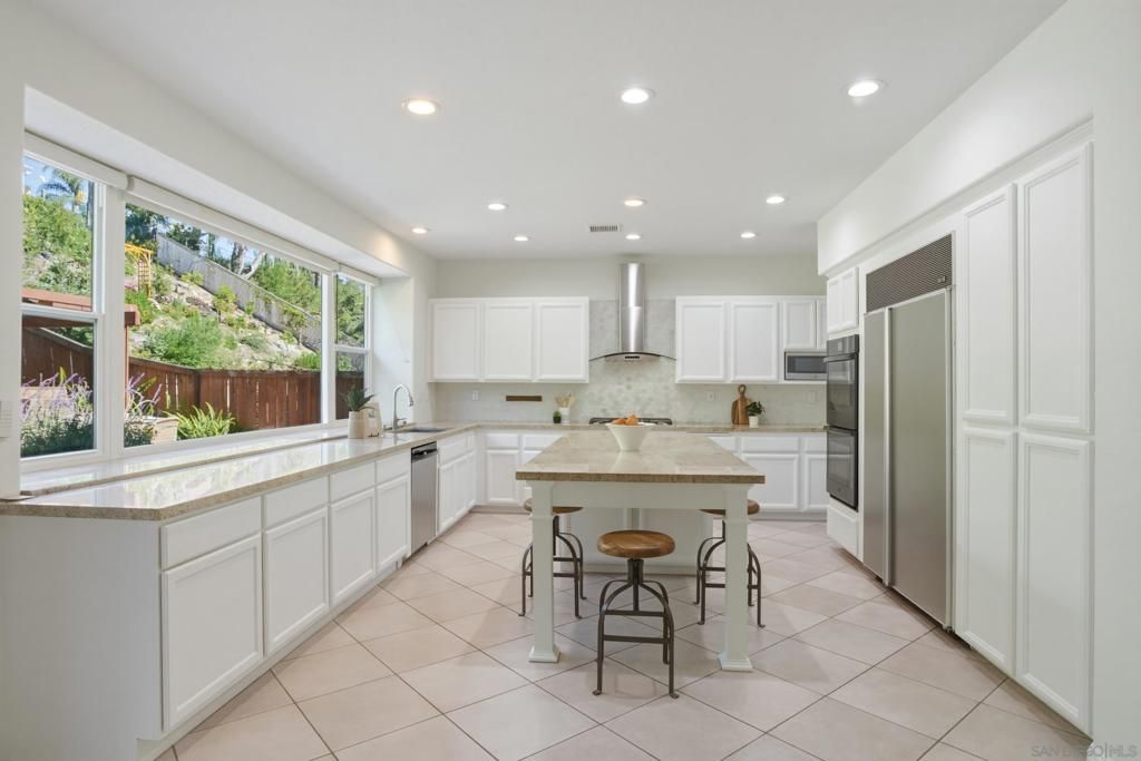 Image 9 of property listing at 3335 Avenida Nieve, Carlsbad, CA 92009