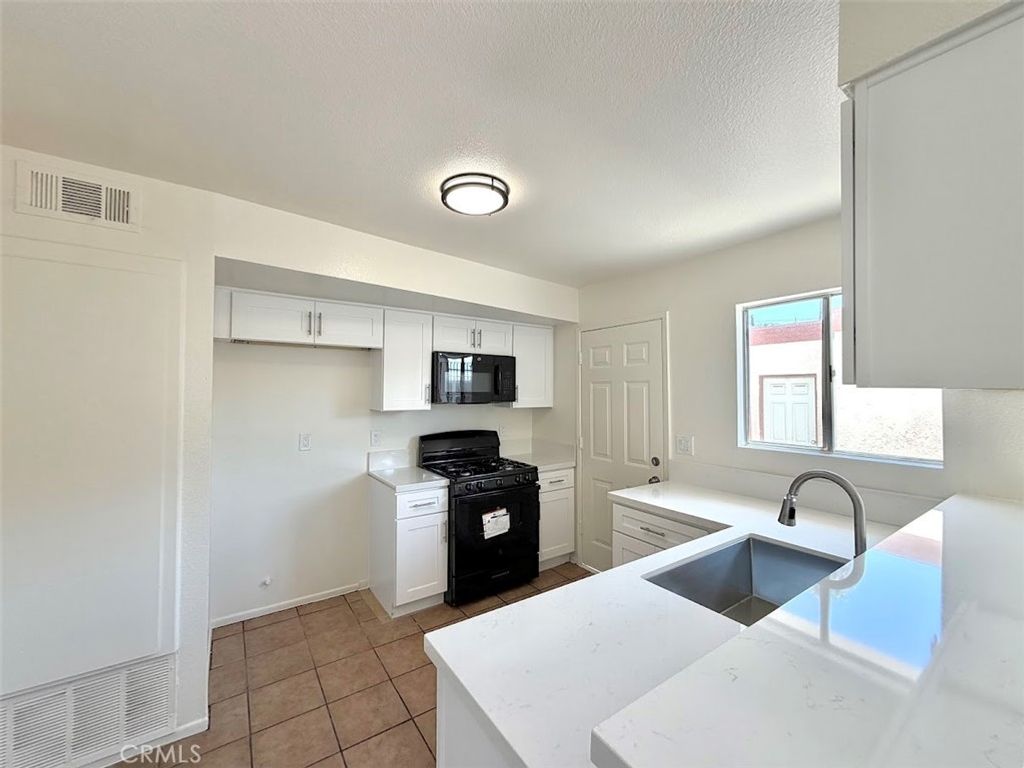 Image 5 of property listing at 345 N Eucalyptus Avenue 1, Rialto, CA 92376