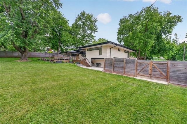 10737 Countryside Drive, Kansas City, KS 66109