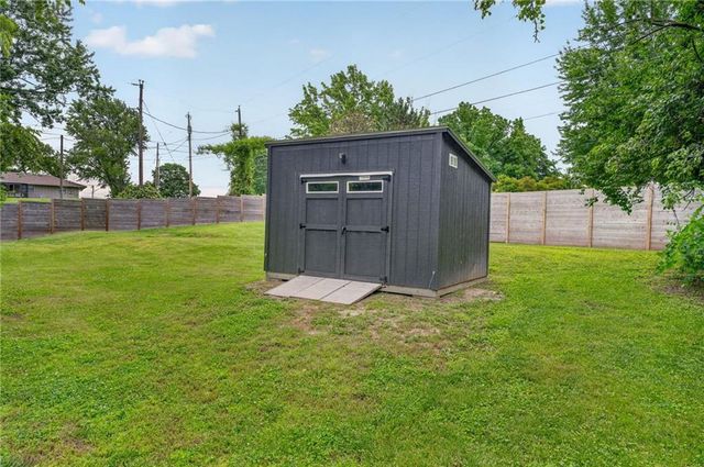 10737 Countryside Drive, Kansas City, KS 66109