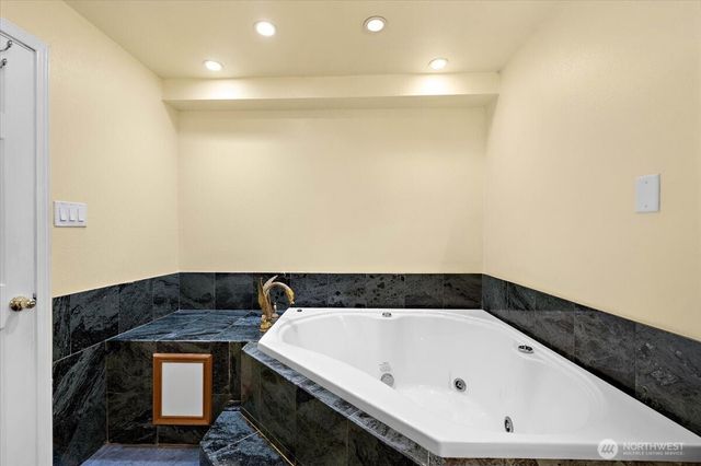14303 102nd Avenue NE, Kirkland, WA 98034