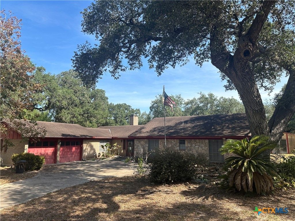 Image 1 of property listing at 408 Royal Oak Drive, Victoria, TX 77905