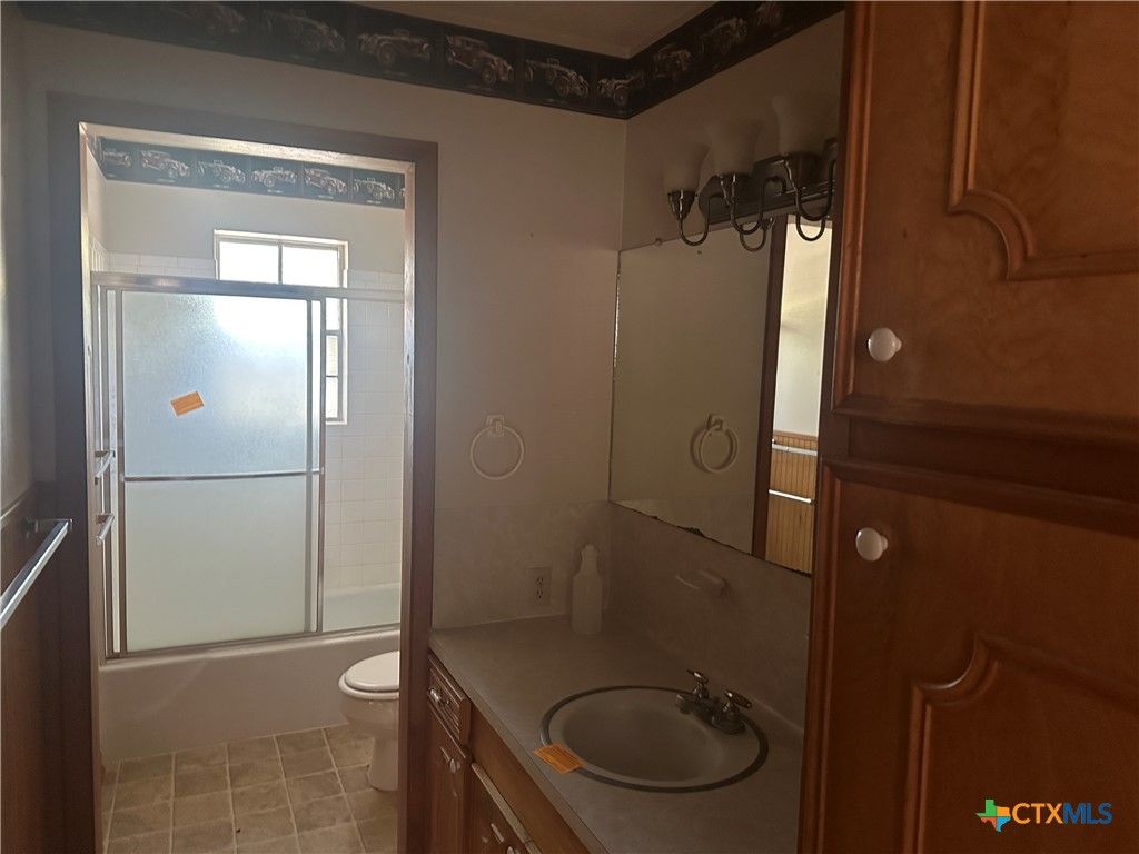 Image 10 of property listing at 408 Royal Oak Drive, Victoria, TX 77905