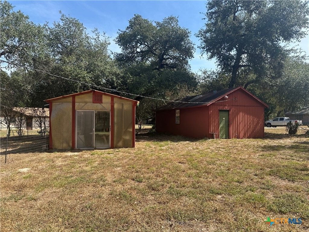 Image 2 of property listing at 408 Royal Oak Drive, Victoria, TX 77905