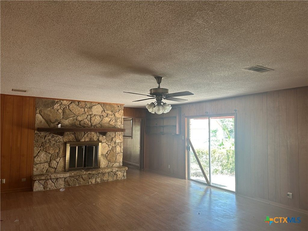 Image 3 of property listing at 408 Royal Oak Drive, Victoria, TX 77905