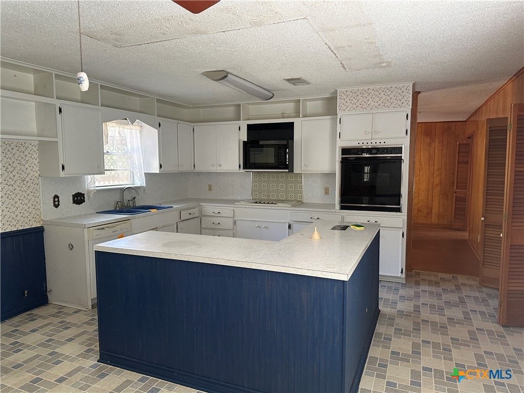 Image 4 of property listing at 408 Royal Oak Drive, Victoria, TX 77905