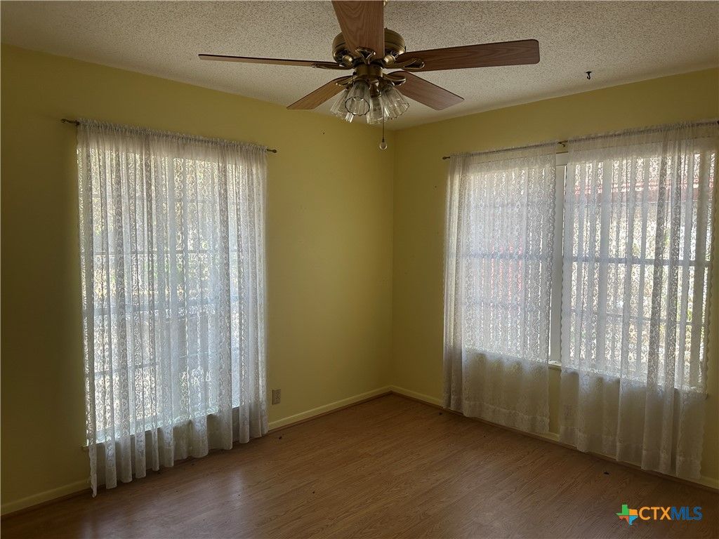 Image 5 of property listing at 408 Royal Oak Drive, Victoria, TX 77905