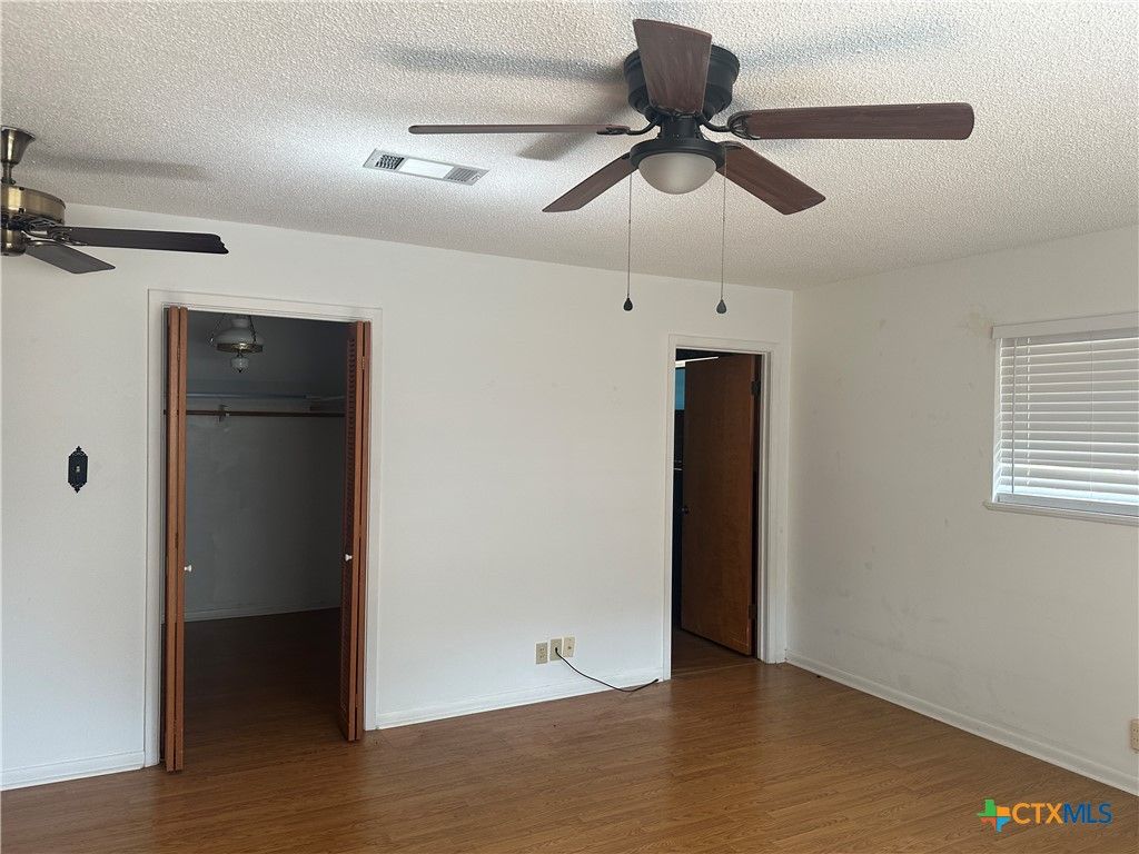 Image 6 of property listing at 408 Royal Oak Drive, Victoria, TX 77905