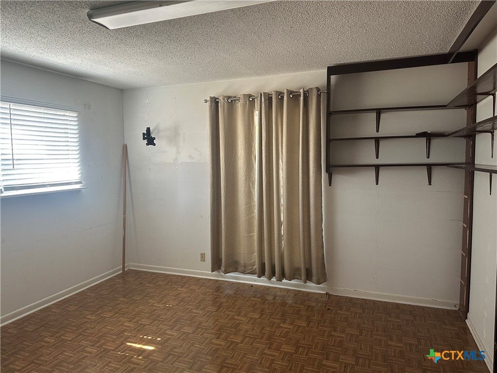 Image 8 of property listing at 408 Royal Oak Drive, Victoria, TX 77905