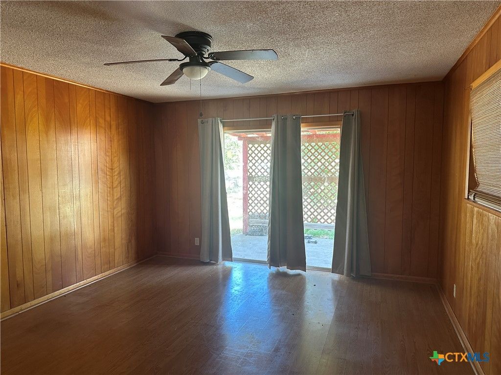 Image 9 of property listing at 408 Royal Oak Drive, Victoria, TX 77905