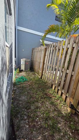 4 Crossings Circle B, Boynton Beach, FL 33435