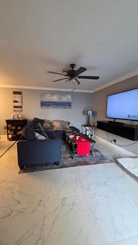 4 Crossings Circle B, Boynton Beach, FL 33435