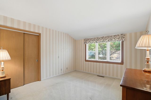 2300 Hoxton Court, Upper Arlington, OH 43220