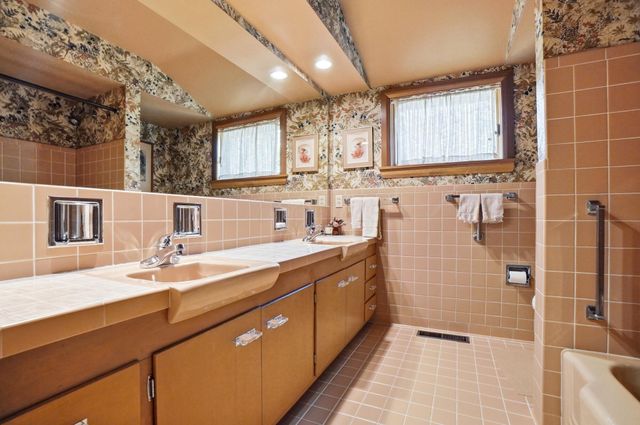 2300 Hoxton Court, Upper Arlington, OH 43220