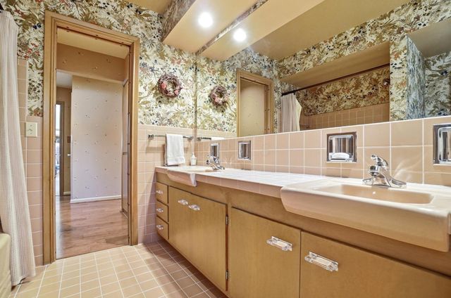 2300 Hoxton Court, Upper Arlington, OH 43220