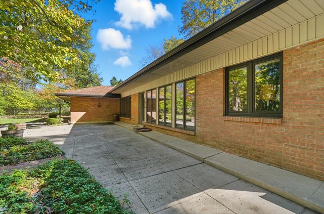 2300 Hoxton Court, Upper Arlington, OH 43220