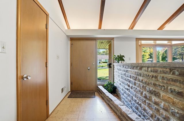 2300 Hoxton Court, Upper Arlington, OH 43220