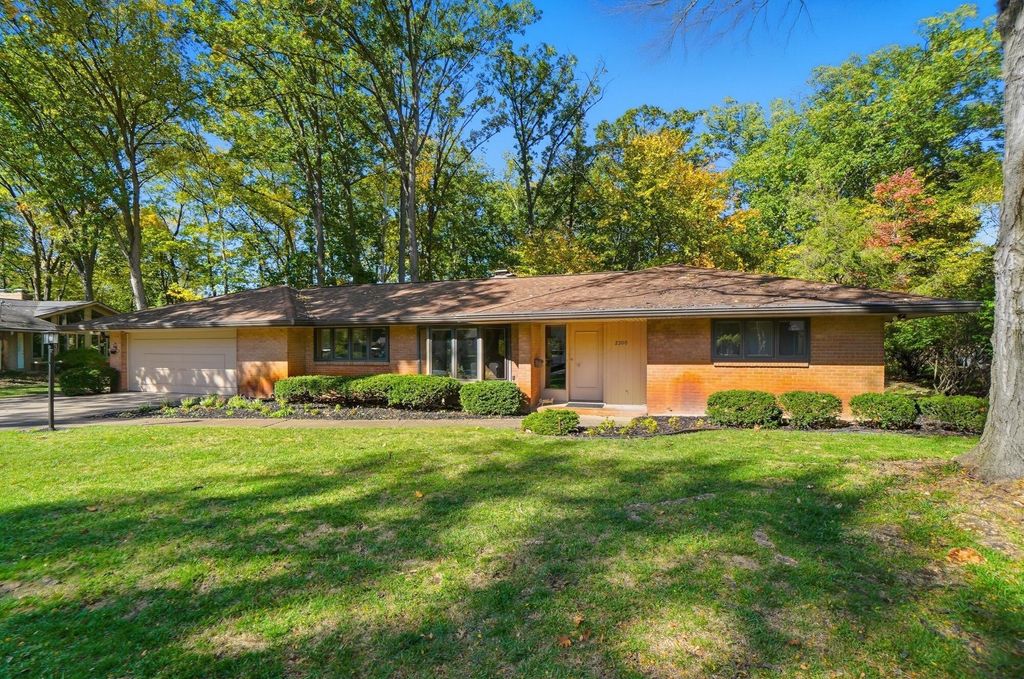 2300 Hoxton Court, Upper Arlington, OH 43220