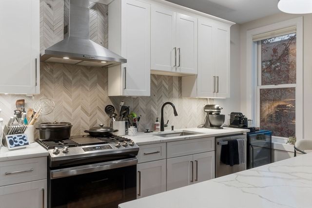 202 Maverick St 301, Boston, MA 02128