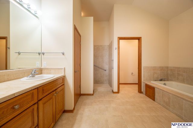 2242 Stone Creek Loop S, Lincoln, NE 68512