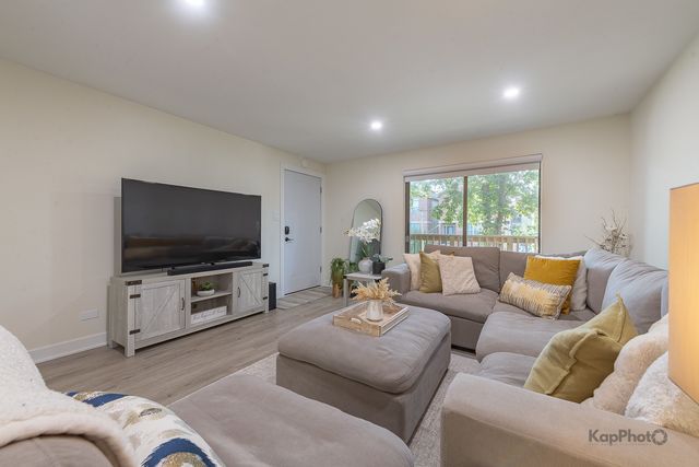 6612 W 64th Place 2W, Chicago, IL 60638