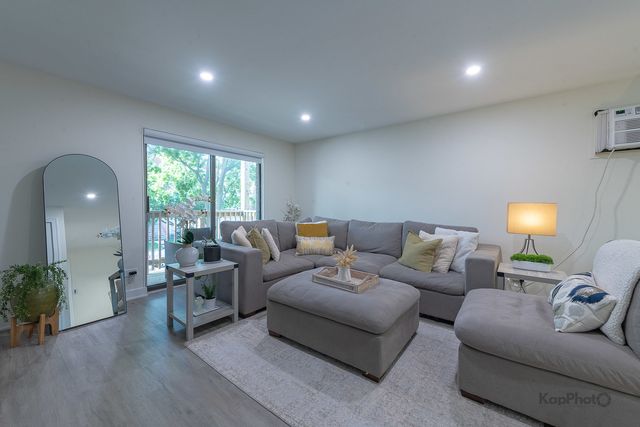 6612 W 64th Place 2W, Chicago, IL 60638