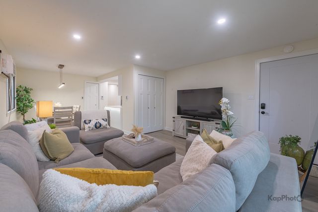 6612 W 64th Place 2W, Chicago, IL 60638