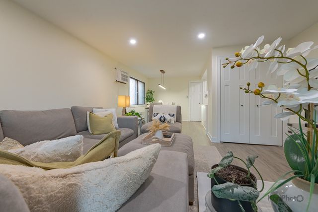 6612 W 64th Place 2W, Chicago, IL 60638