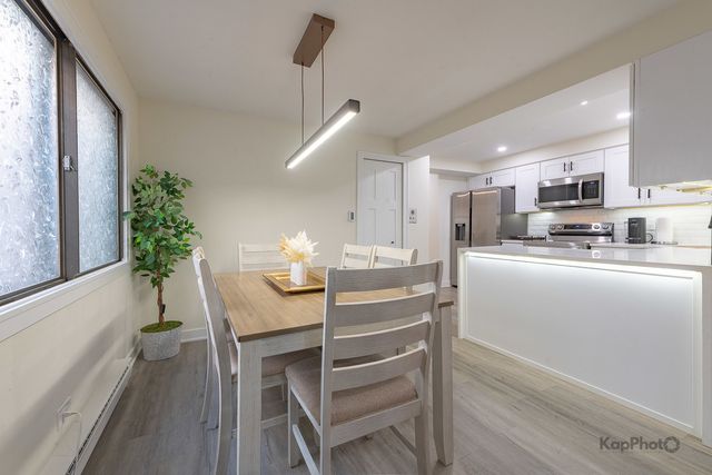 6612 W 64th Place 2W, Chicago, IL 60638