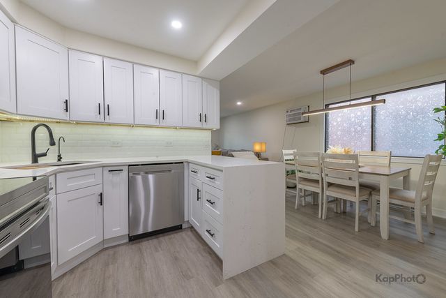 6612 W 64th Place 2W, Chicago, IL 60638