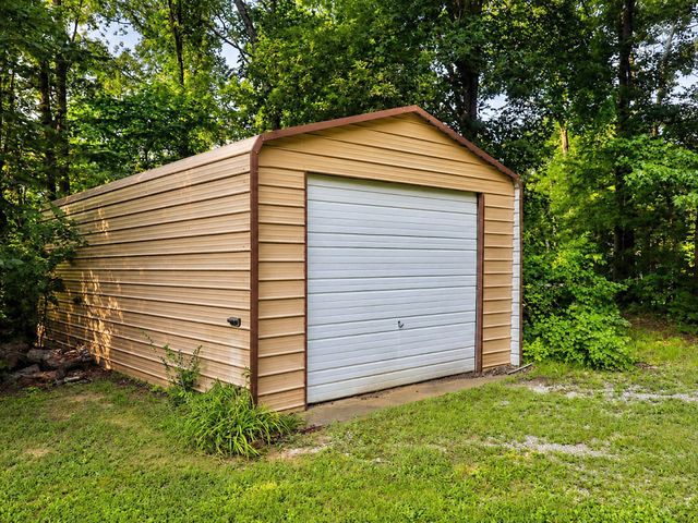725 Oak Grove Road, Benton, TN 37307