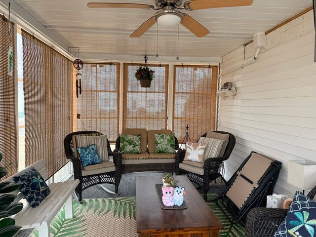 33 Slater St, Webster, MA 01570