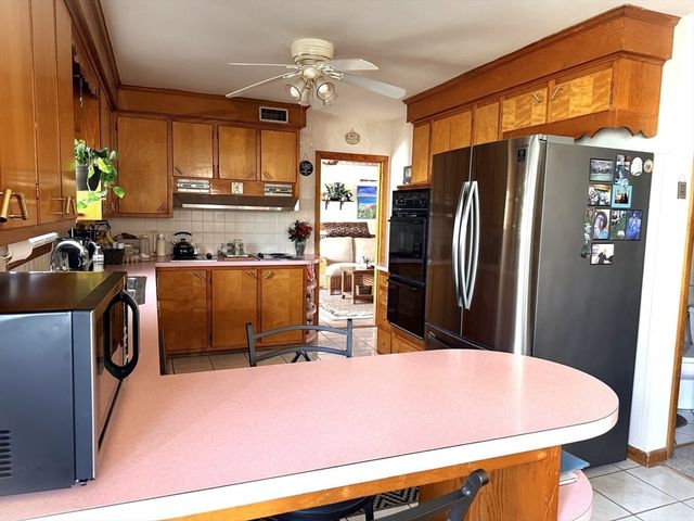 33 Slater St, Webster, MA 01570